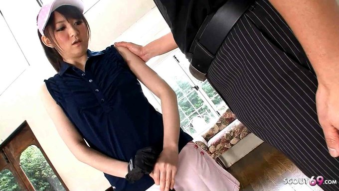 Öğretmen Ve Japon Genç, Birbirlerini Dolu Dolu Bir Sakso Için Baştan Çıkarıyorlar