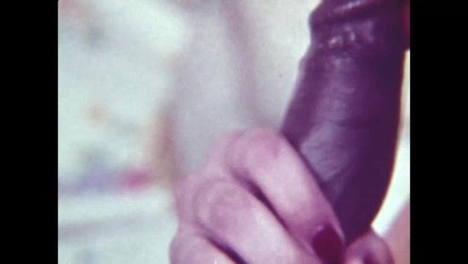 Rikki O'Neal, Büyük Siyah Ve Beyaz Penisleri Emmekten Ve Sikmekten Keyif Alıyor!!
