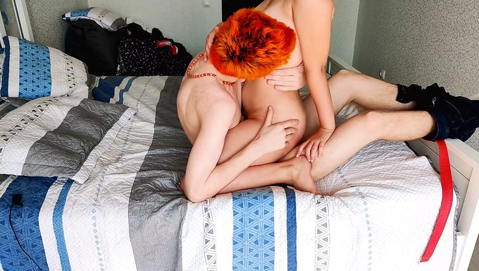 Bir Çift, Dairede Doğal Penis Ve Cowgirl Pozisyonunun Tadını Çıkarıyor.