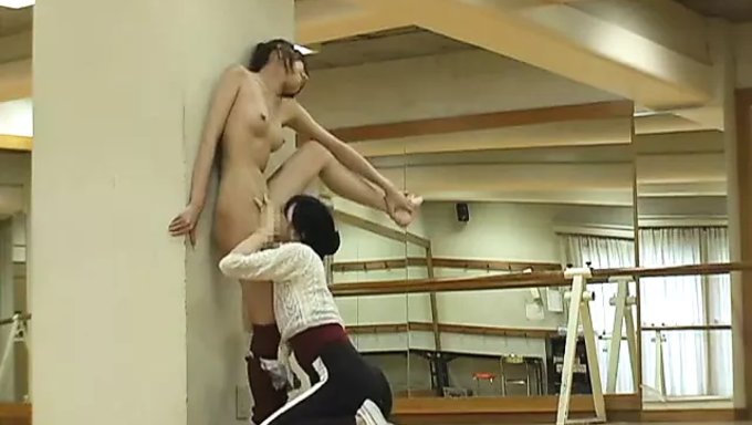 Japon Üniversiteli Kızlar Göğüs Sikme Ve Am Yalama Ile Eğleniyor