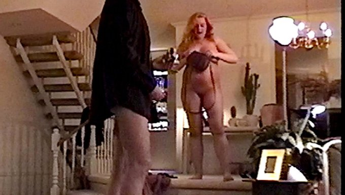 Naylon Giyen Baştan Çıkarıcı Milf Sikişiyor