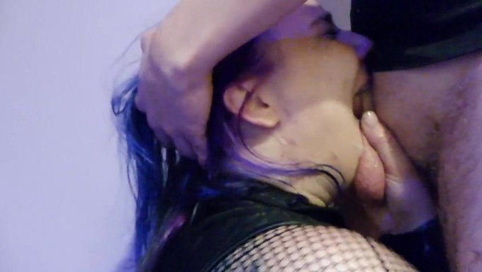 Fantezi Dolu Dövmeli Kız, Sert Derin Boğaz Boğma Ve Bdsm Eylemiyle Başa Çıkıyor