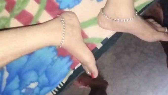 Hintli Karı, Kocasının Arkadaşından Yoğun Am Yalama Ve Sakso Keyfi Yaşıyor