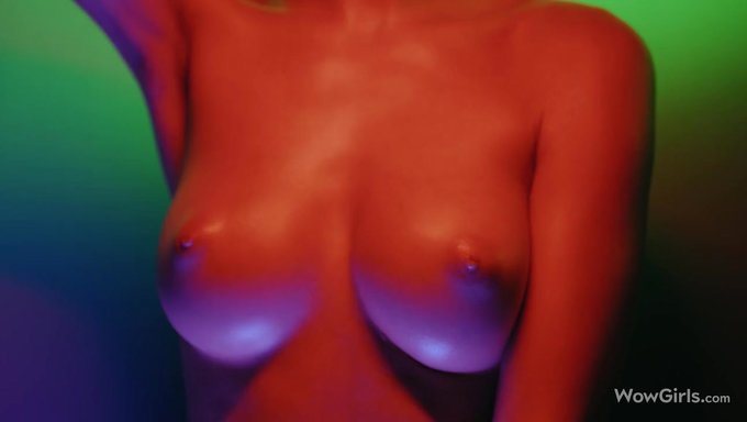 Dünyanın En Ateşli Modellerinden Sonya Blaze, Kusursuz Fiziğini Çarpıcı Yüksek Çözünürlüklü Videoda Sergiliyor