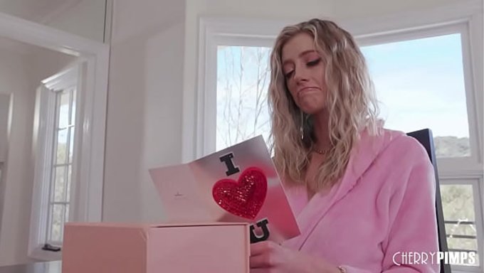 Barbie Feels, Büyük Memeli Ateşli Eş, Yıldönümlerinde Bir Bbc Ile Irklararası Seksin Tadını Çıkarıyor.