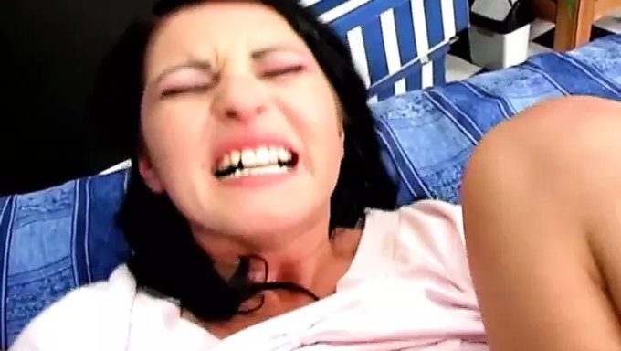 Azgın Ve Güzel Bebek, Tıraşlı Amına Boşalma Alıyor