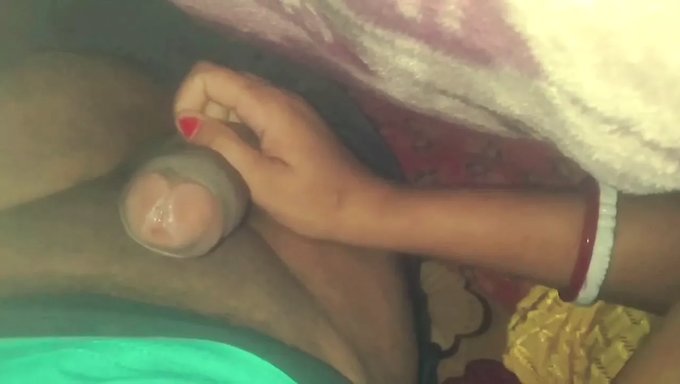 Hintli Karı, Kocasına El Işi Yaparken Penisinin Boyutundan Bahsediyor