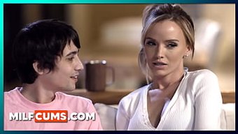 Büyük Göğüslü Milf Üvey Oğlunu Tüm Gece Ayakta Tutuyor