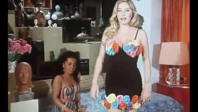 Lezbiyen Amcıklar: Moana Pozzi Ve Italyan Bayanlar Arzuda
