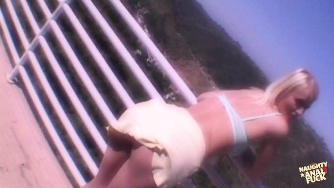Retro Porno: Sarışın Amını Yalatıp Sert Bir Şekilde Beceriliyor