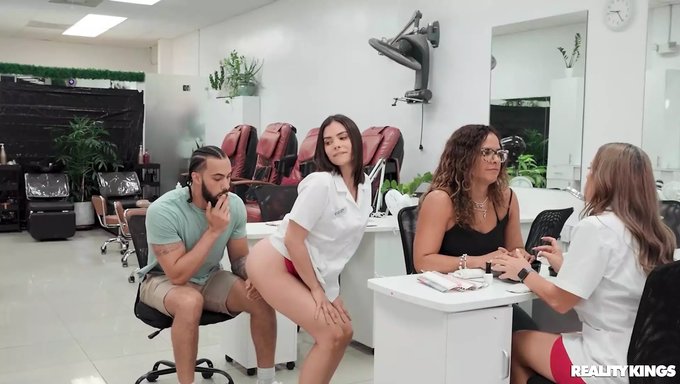 Gizli Bir Salon Gerçeklik Videosunda Irklararası El Işi