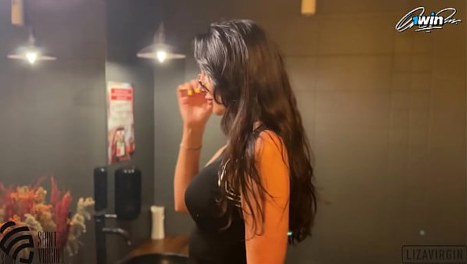 Yeni Çift, Restorandaki Kimyayı Sert Seksle Kutluyor.