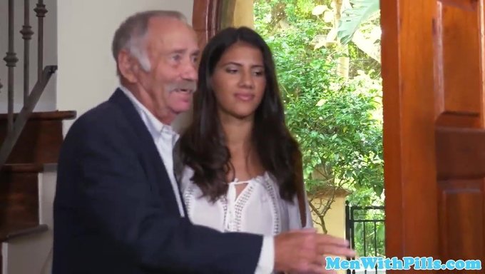 Meksikalı Genç, 18+ Amcığına Yaşlı Adamın Sikini Alıyor
