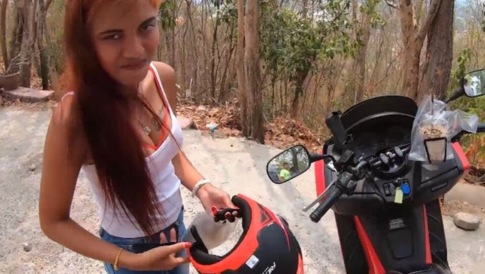 Genç (18+), Asyalı Amatör Tarafından Amını Ve Göt Deliğini Siktiriyor