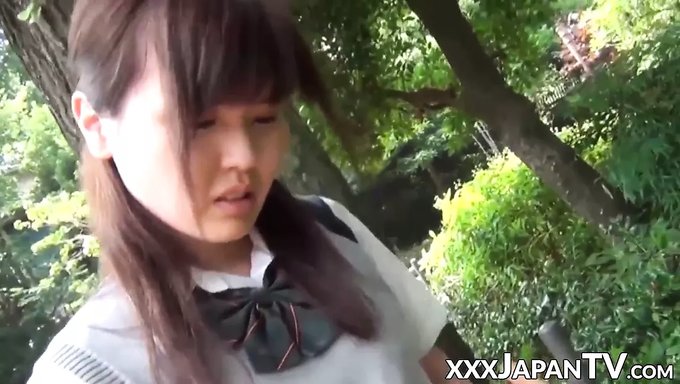 Japon Bir Okul Kızı, Külotuyla Tek Başına Oyunun Tadını Çıkarıyor