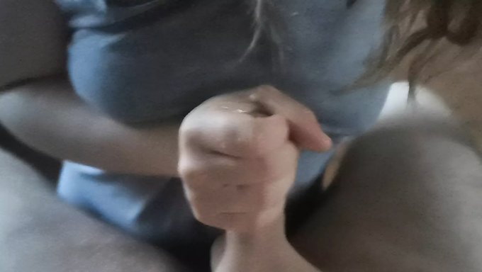 Sarışın Kız Arkadaşım Bana El Işi Yapıyor Ve Yarrağıma Tükürüyor