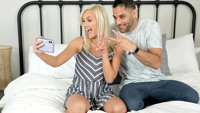 Okuldaki Diğer Tüm Kızlar Gibi Kedi Videoları Izlemenin Zevklerini Yaşayın!