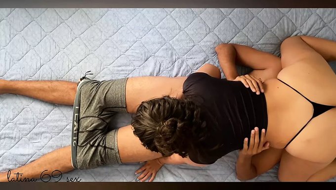 Tia'Nın Küçük Göğüsleri Ve Külotlu Çorabı Ev Yapımı Bir Videoya Seksi Bir Dokunuş Katıyor