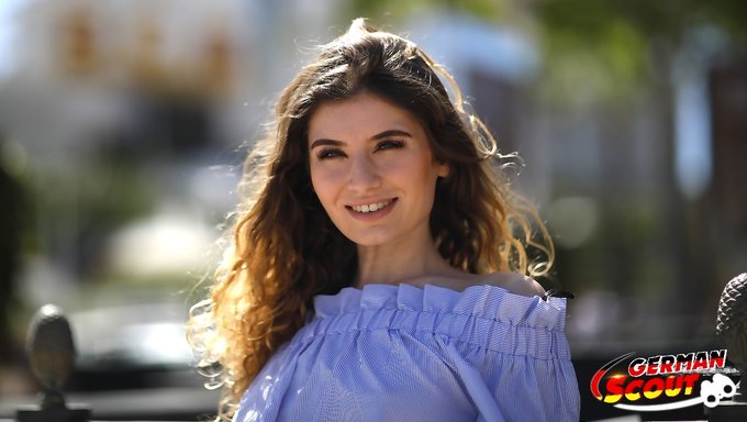 Dişleri Olan Genç Kız, Alman Izci Tarafından Halka Açık Bir Şekilde Beceriliyor