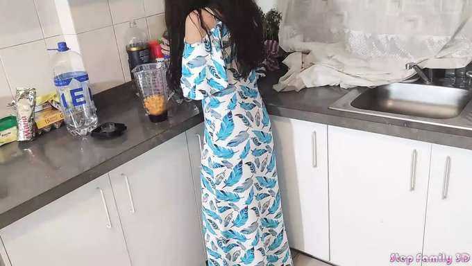 Güzel Üvey Kız, Ev Yapımı Bir Videoda Fırtınayı Dindiriyor