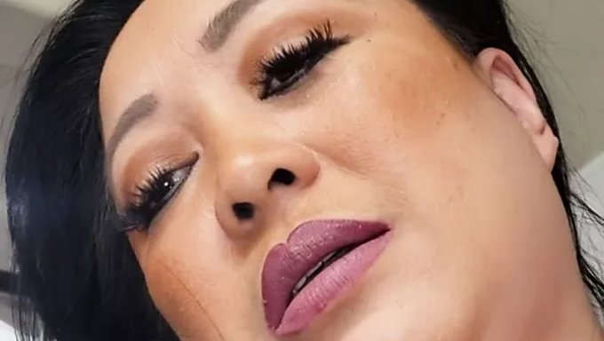 Olgun Filipinli Kadın Kendini Tatmin Ediyor