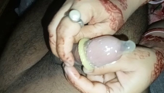 Milf, Büyük Bir Yarak Tarafından Amını Siktiriyor