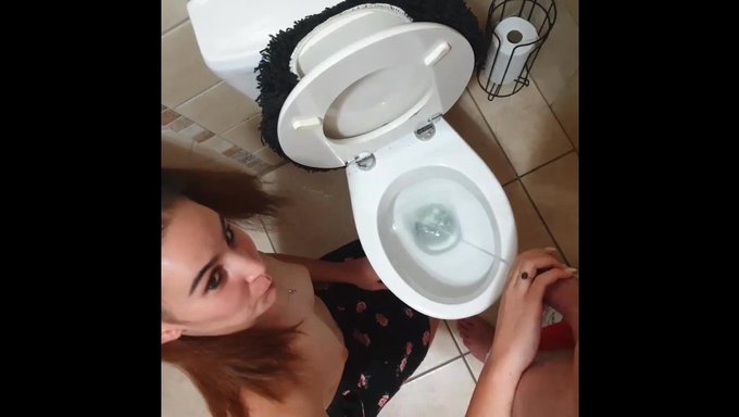 18+ Genç, Üvey Babasının Yarağını Emerken Bir Oral Seks Alıyor