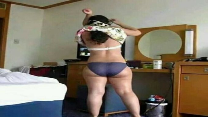 Hintçe Sesli Milf, Üvey Oğlunun Arkadaşı Tarafından Anal Olarak Beceriliyor