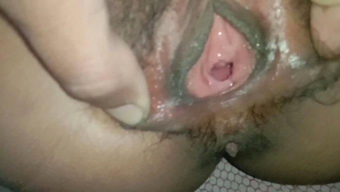 Olgun Hintli Çift, Tüylü Asyalı Genç Kızlarını Sikiyor