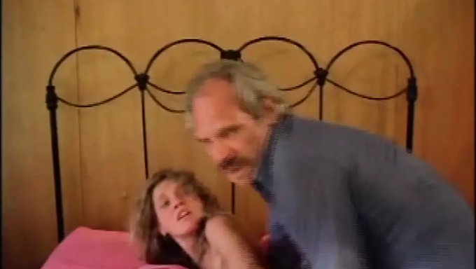 Amerikan Pornostarının En Yakın Çekiminde Vintage Güzel