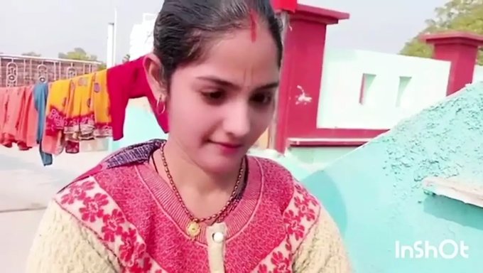 18 Yaşındaki Hintli Kız, Cowgirl Sürüşünün Tadını Çıkarıyor Ve Amını Traş Ediyor