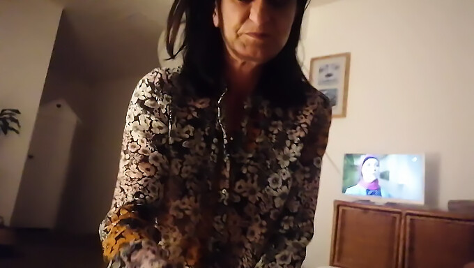 Fransız Kıvrımlarıyla Milf Sakso Çekiyor