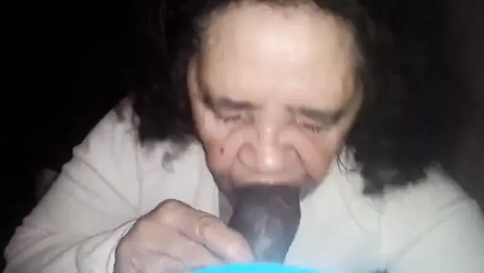 Protezli Amatör Büyükanne, Büyük Siyah Bir Sikin Tadını Çıkarıyor