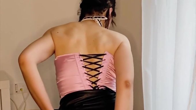Olgun Kadın Zincir Ve Dildo Ile Sapıkça Davranıyor