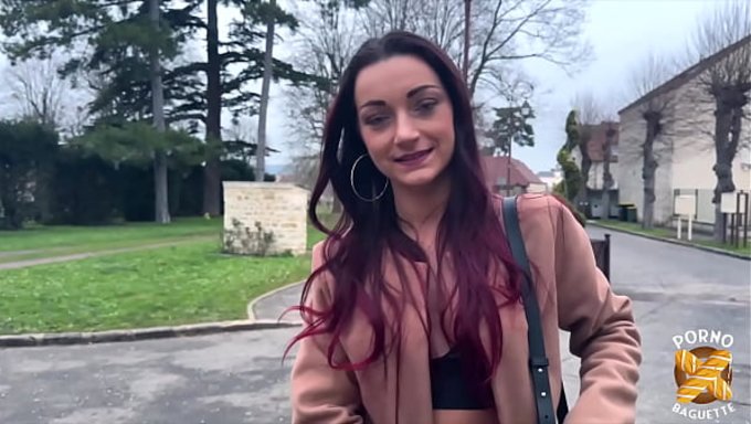 Angela, Çoraplı Fransız Güzeli, Her Zaman Sıcak Bir Sahneye Hazır.