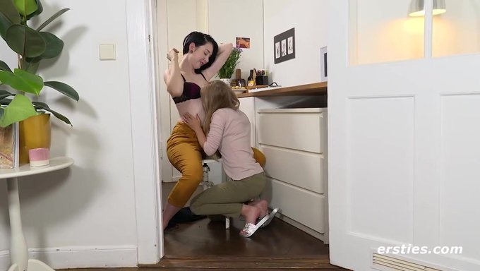 Holly, Joan'Un Ilk Lezbiyen Deneyiminde Devralıyor.