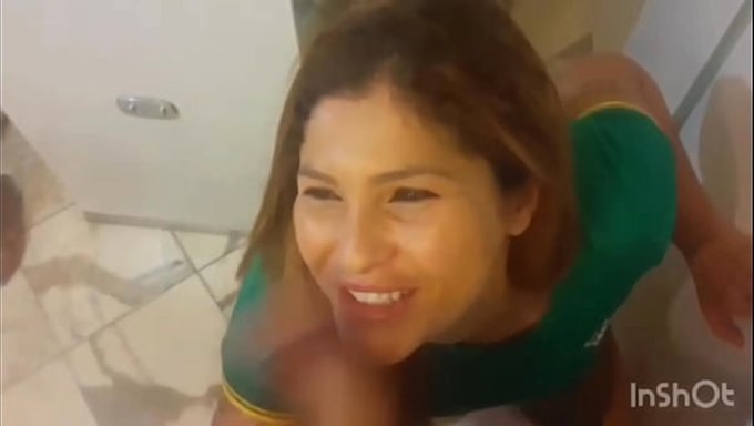Güvenlik Görevlisi Banyoda Iki Ateşli Kız Tarafından Güzelce Beceriliyor.
