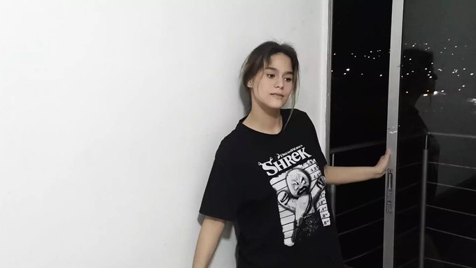 Sıcak Genç (18+) Üvey Kardeşi Tarafından Balkonda Sikişiyor