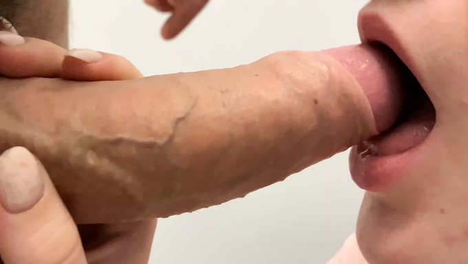 Büyük Göğüslü Genç Kız Pov'Da Cfnm Sakso Çekiyor