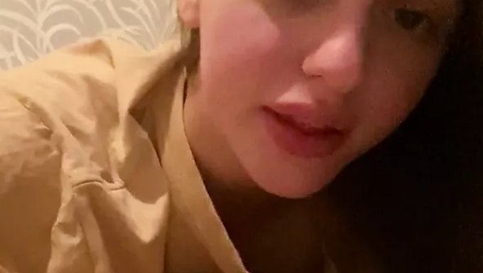 Genç (18+) Büyük Götünü Ve Derin Boğazını Dolduruyor