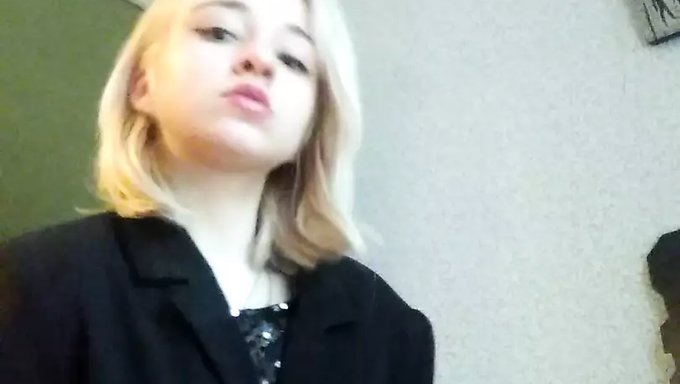 Amatör Öğrencinin Samimi Striptiz Seansı