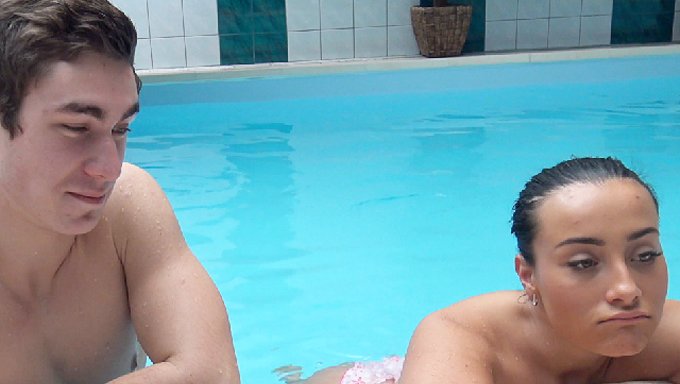 Genç (18+) Ve Kahverengi Kız Arkadaşı Bir Boynuzlu Adamın Yatağını Paylaşıyorlar
