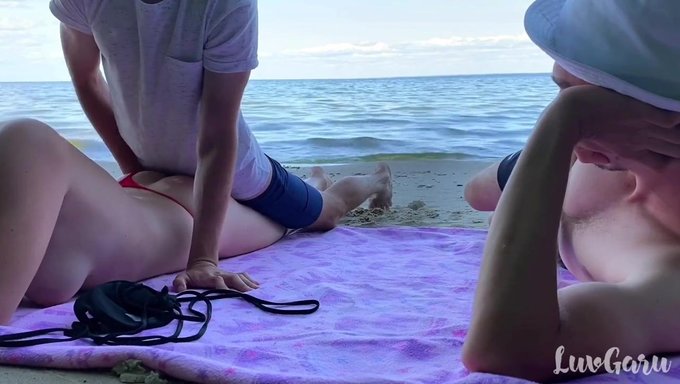 Karısı Plajda Bir Yabancıyla Aldatırken Yakalanıyor