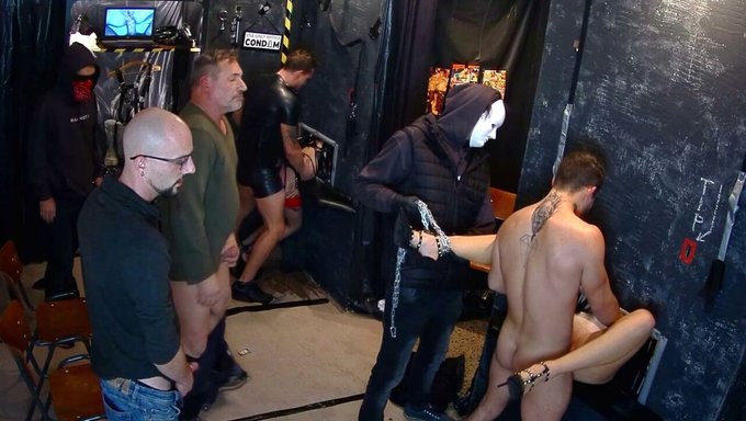 Genç (18+) Grup Seks Orgisinde Sakso Ve Kadın Boşalması