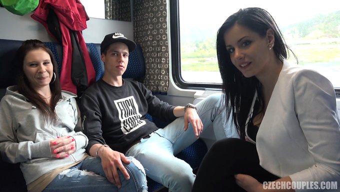 Amatör Bir Çift Ve Iki Yabancıyla Halka Açık Tren Macerası