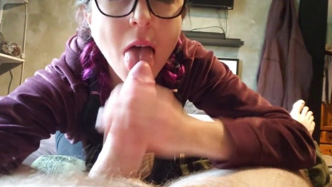 Sünnetsiz Milf'In Götü Sikişiyor Ve Emiyor
