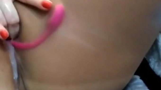 Islak Külotlu Çorap Giymiş Bir Kız Mastürbasyon Yapıyor Ve Orgazm Oluyor.