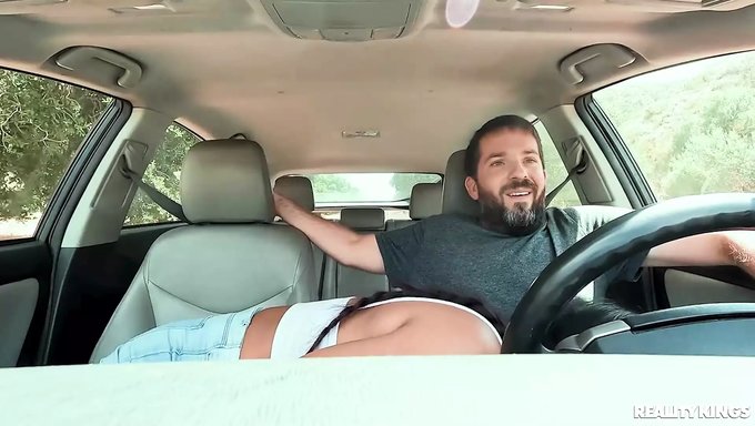 Tamirciye El Ve Sakso Çeken Göğüslü Bir Kızın Fetiş Videosu