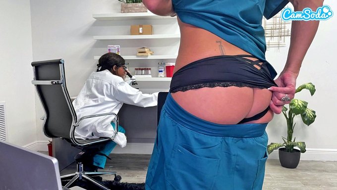 Büyük Doğal Göğüslere Sahip Baştan Çıkarıcı Bir Hemşire Kamerada Kendini Tatmin Ediyor