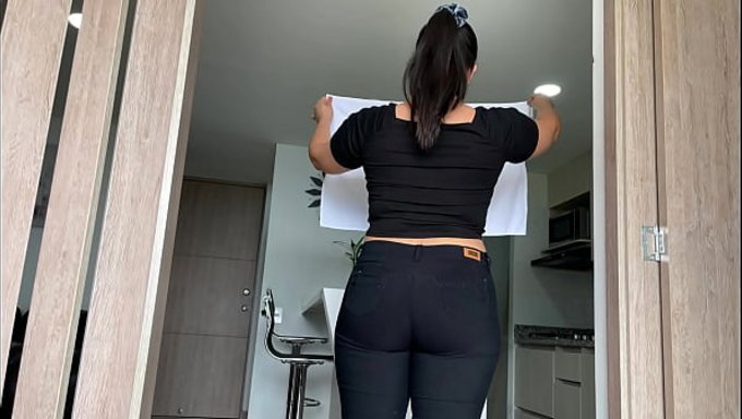 Mükemmel Kalçalı, Olgun Ve Genç, Temizlikçi Olarak Çalışan Güzel Kadınlar Seks Yapmaya Cazip Gelebilir.